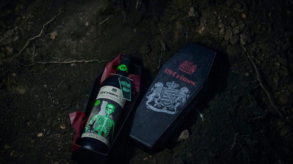 Cuvée de la marque 19 crimes avec un coffret en forme de cercueil.