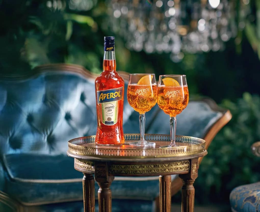 Publicitaire pour la marque Apérol.