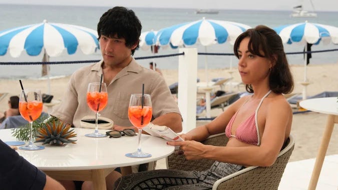 Photo de la série The White Lotus sur laquelle les personnage sont attabler à la terrasse d'un bar et boivent des Spritz.
